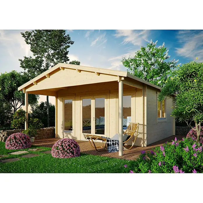 Fjordholz Gartenhaus Julia 44 C - Außenmaß inkl. Dachüberstand (B x T): 500 x 675 cm, Holz, Naturbelassen - Helles Gartenhaus aus Holz mit überdachter Veranda und Glastüren, in einem lebendigen Garten mit Ziegelterrasse und Blumen.
