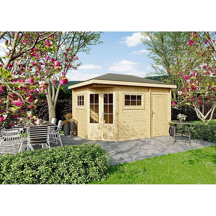 Fjordholz Gartenhaus Evelyn 2D - Außenmaß inkl. Dachüberstand (B x T): 380 x 260 cm, Holz, Naturbelassen - Helles Holzgartenhaus mit dunklem Dach, Glastüren und Einzeltür, auf einer Terrasse in einem blühenden Garten.