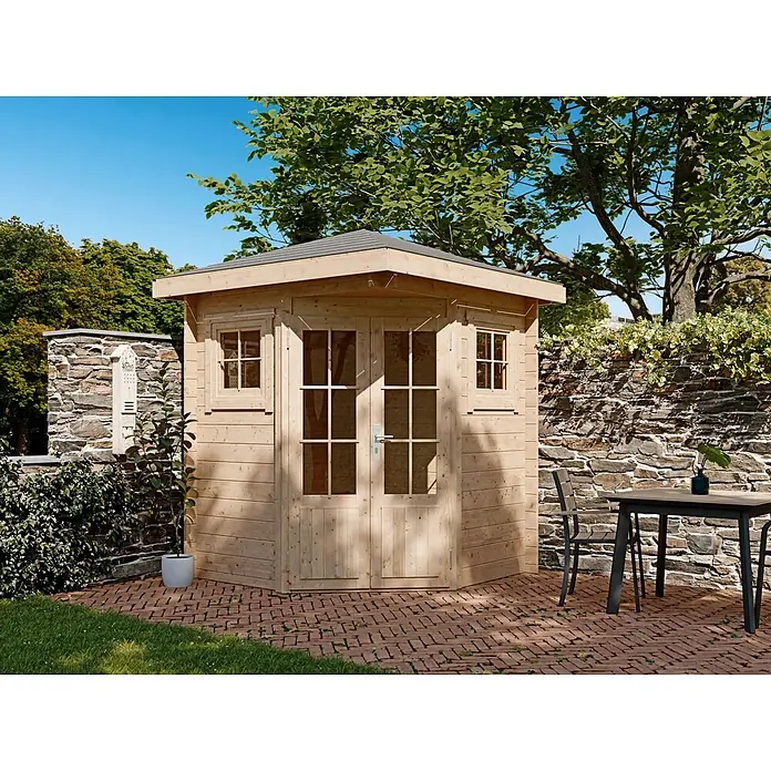 Fjordholz Gartenhaus Evelyn 1A - Außenmaß inkl. Dachüberstand (B x T): 200 x 200 cm, Holz, ohne Imprägnierung - Sechseckiges Gartenhaus aus hellem Holz mit Doppeltür und Fenstern, auf Ziegelpflaster im sonnigen Garten.