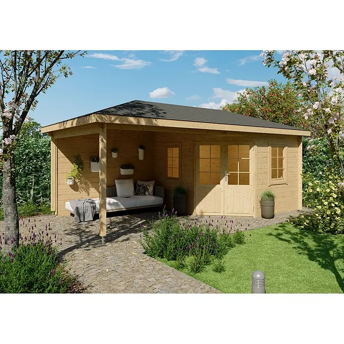Fjordholz Gartenhaus Evelyn 3C - Außenmaß inkl. Dachüberstand (B x T): 620 x 320 cm, Holz, Naturbelassen - Helles Holzgartenhaus mit dunklem Dach und überdachter Veranda, Doppeltüren und Fenstern, eingebettet in einen Garten.