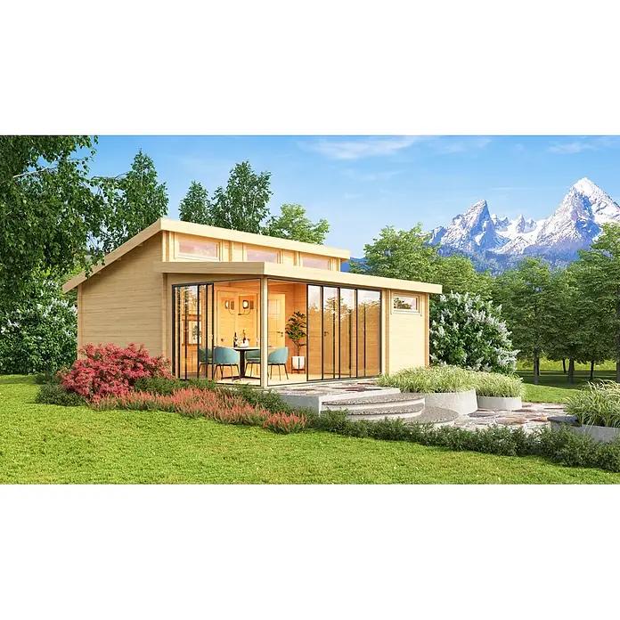 Fjordholz Gartenhaus - Außenmaß inkl. Dachüberstand (B x T): 670 x 655 cm, Holz, Farbbehandlung Schwedenrot - Modernes Gartenhaus aus hellem Holz mit großen Glastüren und Essbereich, in üppiger Gartenlandschaft mit Bergen.