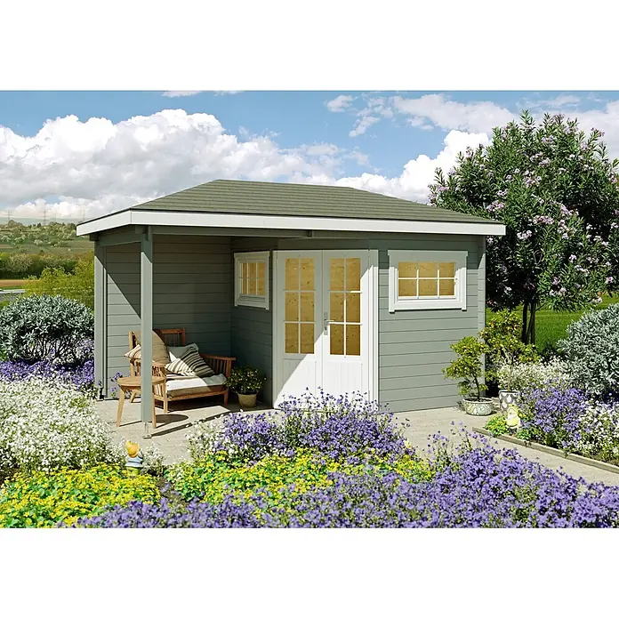 Fjordholz Gartenhaus Evelyn 2B - Außenmaß inkl. Dachüberstand (B x T): 440 x 260 cm, Holz, Farbbehandlung Lichtgrau - Graues Gartenhaus aus Holz mit überdachter Terrasse, weißen Türen/Fenstern und grünem Dach, in einem lebhaften Garten.