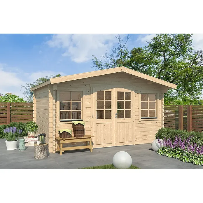 Fjordholz Gartenhaus Florian 44 - Außenmaß inkl. Dachüberstand (B x T): 480 x 400 cm, Holz, Kiefer/Pinie Imprägnierung - Helles Holzgartenhaus mit Doppeltüren und mehreren Fenstern, auf einer Terrasse in einem grünen Garten.