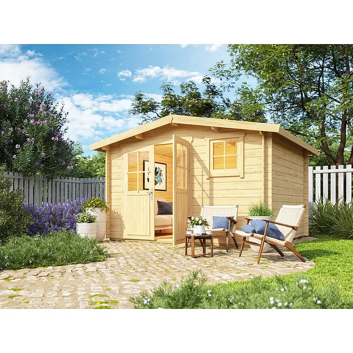 Fjordholz Gartenhaus Eliza 4F - Außenmaß inkl. Dachüberstand (B x T): 356 x 296 cm, Holz, Naturbelassen - Ein helles Gartenhaus aus Holz mit offenen Türen und einem kleinen Terrassenbereich mit zwei Stühlen und einem Tisch in einem üppigen Garten.
