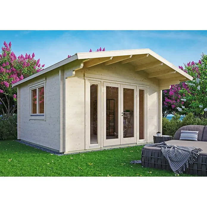 Fjordholz Gartenhaus Kim 70 F - Außenmaß inkl. Dachüberstand (B x T): 420 x 420 cm, Holz, Naturbelassen - Helles Gartenhaus aus Holz mit großen Glastüren und Fenster, umgeben von einem üppigen Garten mit Outdoor-Sitzgelegenheiten.