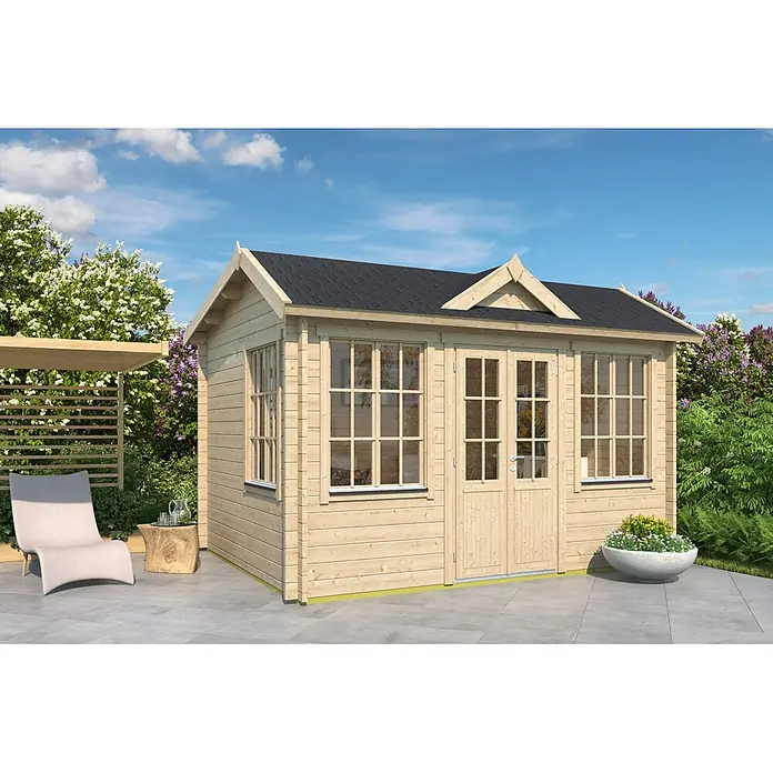 Fjordholz Gartenhaus Teehaus Oxford 44 Farbbehandlung Lichtgrau - Außenmaß inkl. Dachüberstand (B x T): 420 x 320 cm, Holz, Naturbelassen - Gartenhaus aus Naturholz mit dunklem Dach, mehreren Fenstern und einer Doppeltür, auf einer Terrasse in einem grünen Garten.