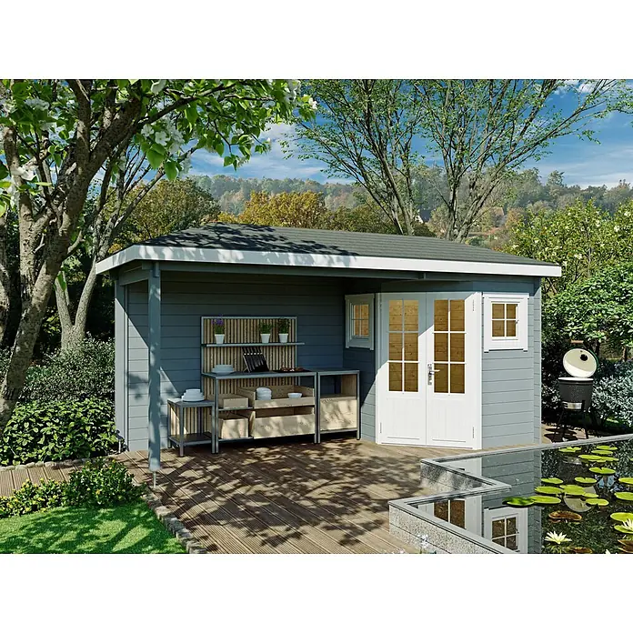 Fjordholz Gartenhaus Evelyn 1C - Außenmaß inkl. Dachüberstand (B x T): 500 x 200 cm, Holz, Naturbelassen - Graues Holzgartenhaus mit weißem Besatz, Außenküche auf Holzdeck neben Teich.