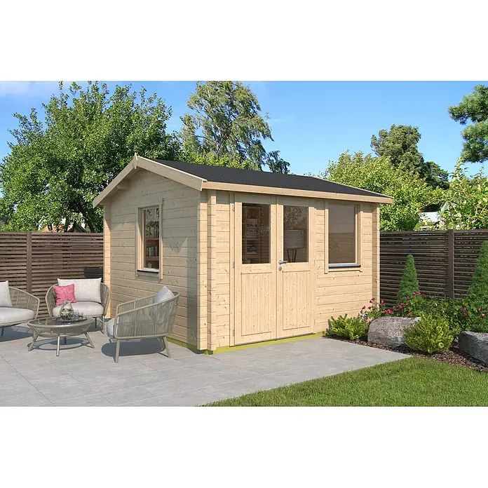 Fjordholz Gartenhaus Narvic 70 C Grau Imprägnierung - Außenmaß inkl. Dachüberstand (B x T): 350 x 350 cm, Holz, Naturbelassen - Gartenhaus aus hellem Holz mit schwarzem Dach, Doppeltüren und Fenstern, auf einer Terrasse in einem Garten mit Gartenmöbeln.