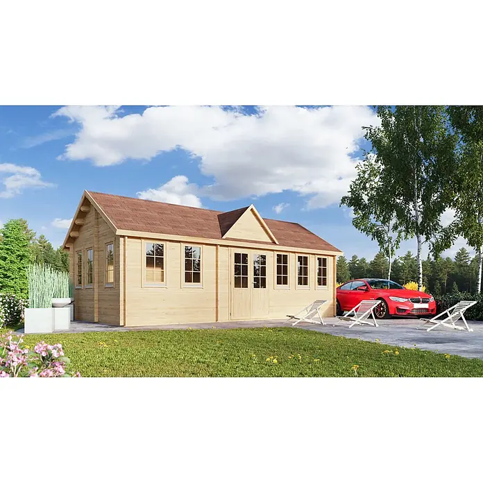 Fjordholz Gartenhaus Teehaus Bristol 70 Farbbehandlung Lichtgrau - Außenmaß inkl. Dachüberstand (B x T): 820 x 440 cm, Holz, Naturbelassen - Helle Holzblockhütte mit rotbraunem Dach in einem Garten mit rotem Auto und Liegestühlen.
