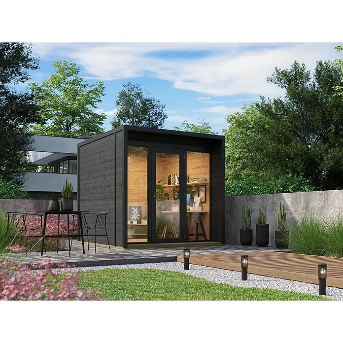 Fjordholz Gartenhaus Office Box Größe S schwarz - Außenmaß inkl. Dachüberstand (B x T): 254,5 x 284,5 cm, Holz, Schwarz - Modernes schwarzes Gartenbüro aus Holz mit großen Glastüren und hellem Holzinterieur in einem Garten mit Terrasse.