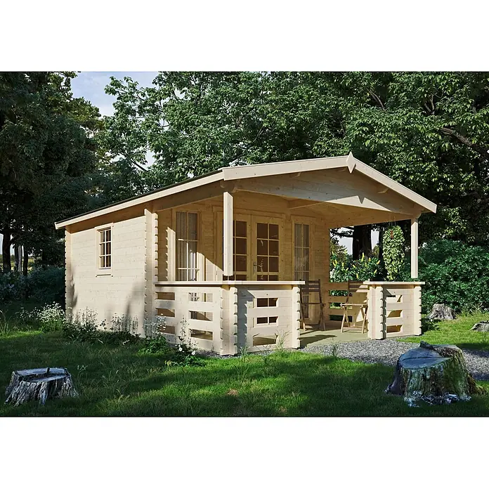 Fjordholz Gartenhaus Franjo 44 A - Außenmaß inkl. Dachüberstand (B x T): 380 x 570 cm, Holz, Naturbelassen - Helle Holz-Blockhütte mit überdachter Veranda und Geländer, in grüner Naturumgebung.