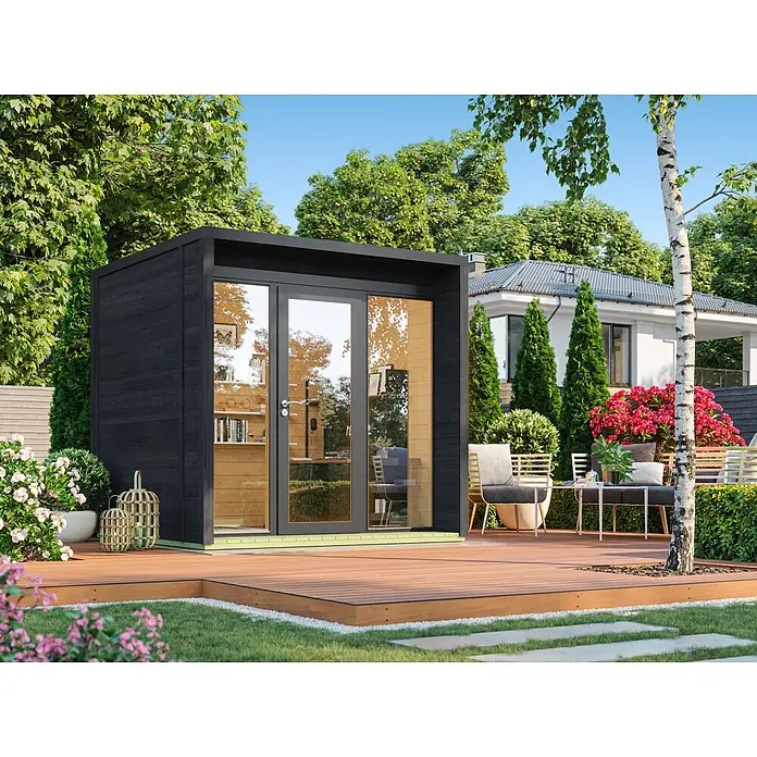 Fjordholz Gartenhaus Office Box Größe XS schwarz - Außenmaß inkl. Dachüberstand (B x T): 254,5 x 254,5 cm, Holz, Schwarz - Modernes schwarzes Gartenbüro mit großen Glastüren auf einer Holzterrasse in einem grünen Garten mit Gartenmöbeln.