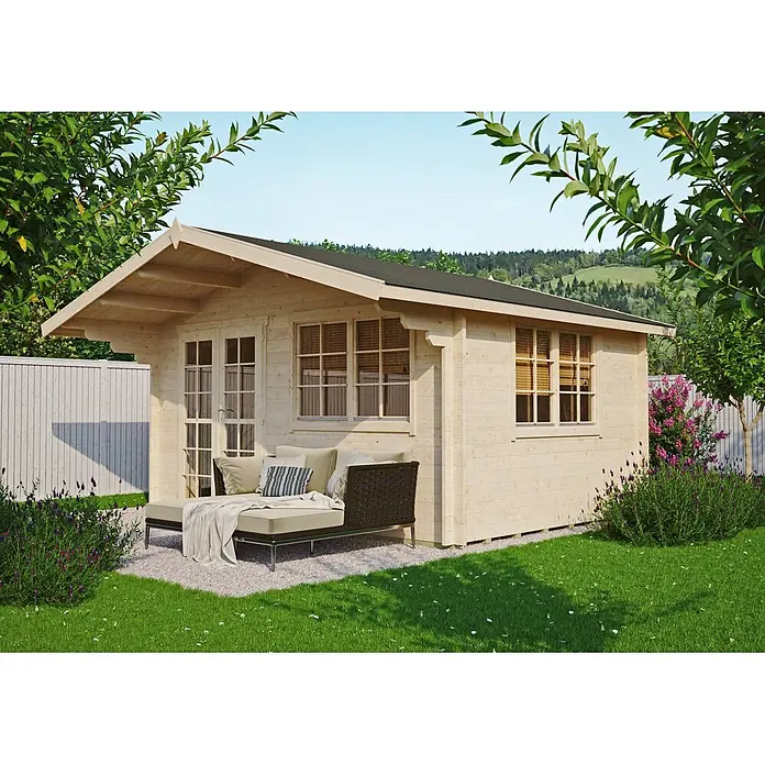 Fjordholz Gartenhaus Carl 40 B - Außenmaß inkl. Dachüberstand (B x T): 440 x 340 cm, Holz, Naturbelassen - Gartenhütte aus hellem Holz mit dunklem Dach und Fenstern, davor eine Außencouch auf Kies im grünen Garten.
