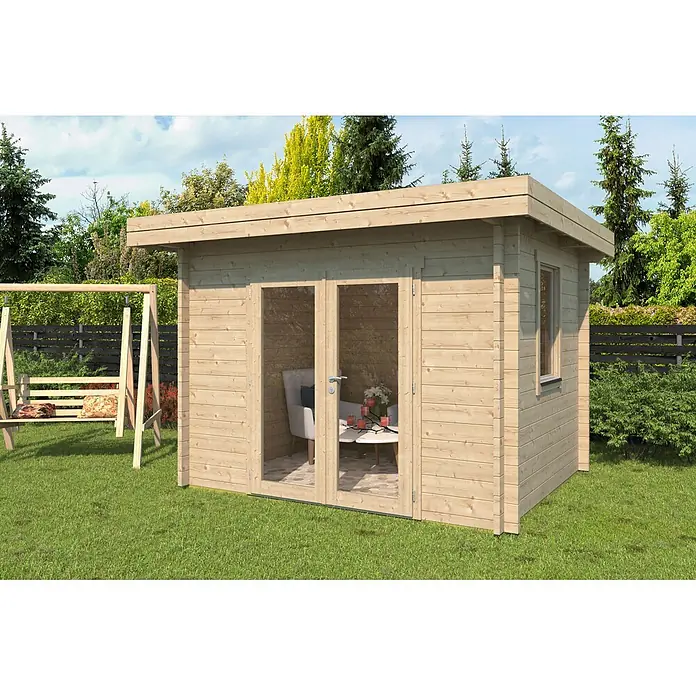 Fjordholz Gartenhaus Baruda 44 Grau Imprägnierung - Außenmaß inkl. Dachüberstand (B x T): 320 x 270 cm, Holz, Naturbelassen - Helles Gartenhaus aus Holz mit doppelten Glastüren und Flachdach, auf Rasen in einem Garten neben einer Schaukel.