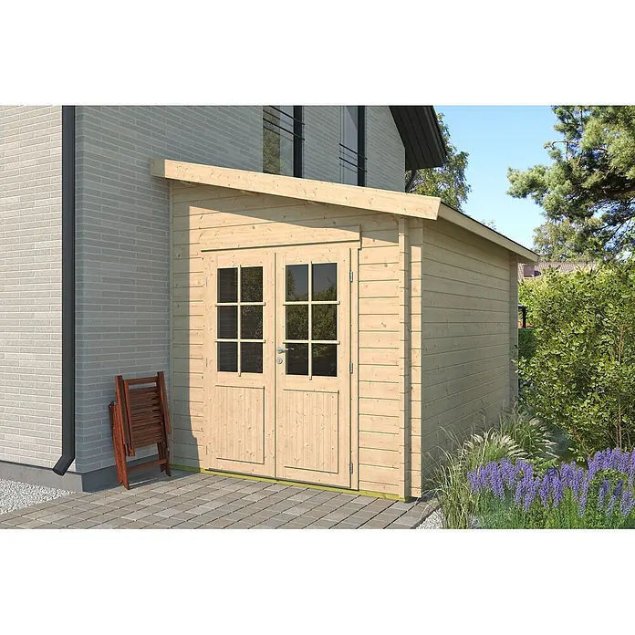 Fjordholz Gartenhaus Pulti 44 F - Außenmaß inkl. Dachüberstand (B x T): 250 x 400 cm, Holz, Naturbelassen - Helles Naturholz-Gartenhaus mit Doppeltüren neben einem Haus, ideal zur Aufbewahrung im Freien.