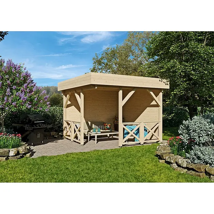 Fjordholz Gartenhaus Salo 40 A - Außenmaß inkl. Dachüberstand (B x T): 320 x 320 cm, Holz, Naturbelassen - Heller Holz-Gartenpavillon mit offenem Design und gemütlichem Sitzbereich auf einer gepflasterten Terrasse in einem lebhaften Garten.