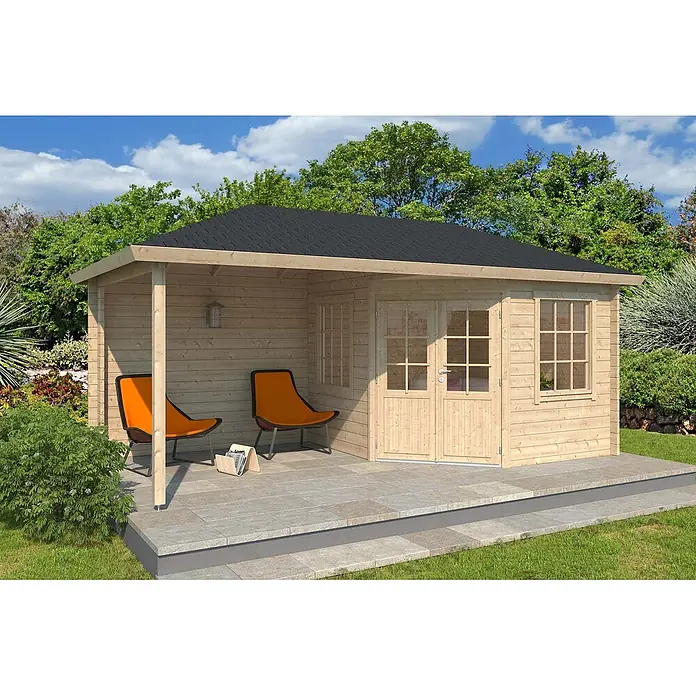 Fjordholz Gartenhaus Maja 28 Grau Imprägnierung - Außenmaß inkl. Dachüberstand (B x T): 574,4 x 279,9 cm, Holz, Naturbelassen - Gartenhaus aus Holz mit überdachter Terrasse, dunklem Dach und Doppeltüren, in einem grünen Garten.