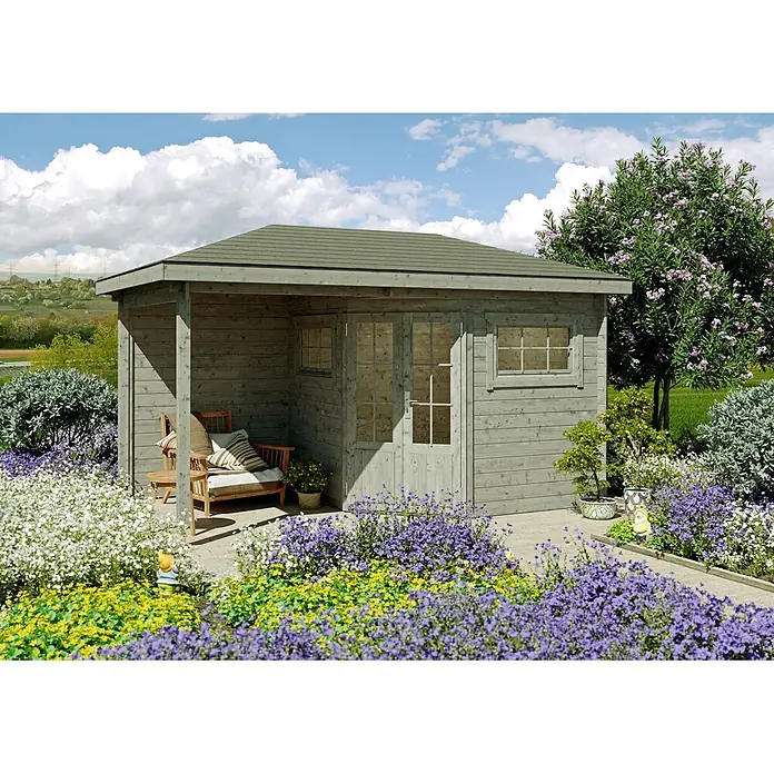 Fjordholz Gartenhaus Evelyn 2B - Außenmaß inkl. Dachüberstand (B x T): 440 x 260 cm, Holz, Grau Imprägnierung - Ein graues Gartenhaus aus Holz mit einer kleinen überdachten Terrasse, umgeben von bunten Blumen im Garten.