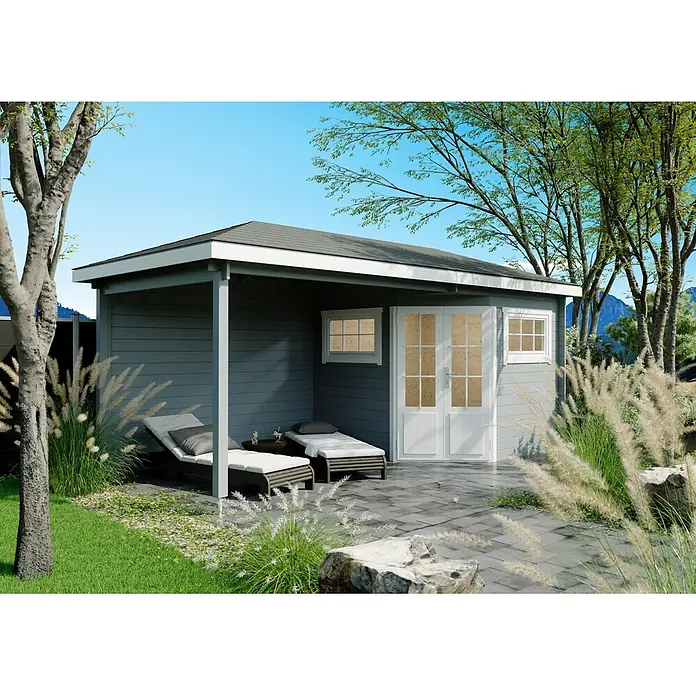Fjordholz Gartenhaus Evelyn 2C - Außenmaß inkl. Dachüberstand (B x T): 560 x 260 cm, Holz, Naturbelassen - Graues Holzgartenhaus mit überdachter Terrasse und zwei Liegestühlen auf gepflastertem Bereich, umgeben von Grün.