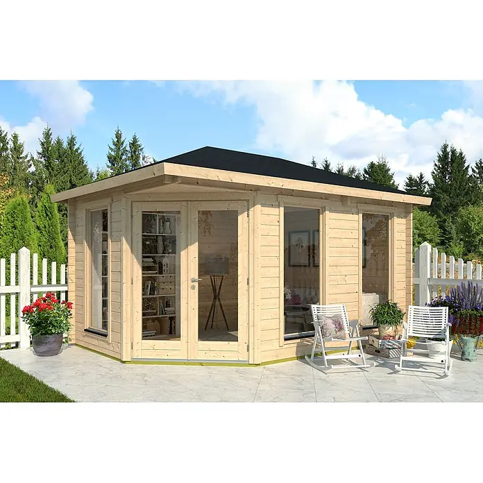 Fjordholz Gartenhaus Lisa 44 B Modern - Außenmaß inkl. Dachüberstand (B x T): 470 x 320 cm, Holz, Naturbelassen - Gartenhaus aus Naturholz mit schwarzem Dach und großen Glastüren/Fenstern, auf einer Terrasse mit Gartenmöbeln.