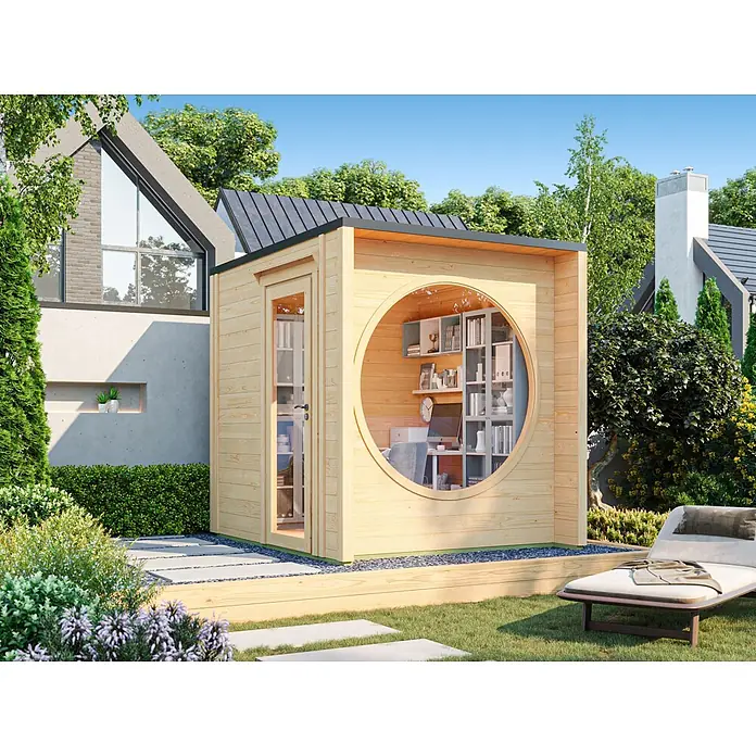 Fjordholz Gartenhaus Office Box Größe XXS natur - Außenmaß inkl. Dachüberstand (B x T): 224,5 x 264 cm, Holz, Naturbelassen - Ein modernes Gartenbüro aus Holz mit großem Rundfenster und Seitentür, als Arbeitsbereich im Garten platziert.