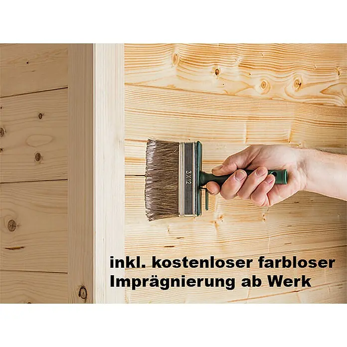 Fjordholz Gartenhaus Kubi - Außenmaß inkl. Dachüberstand (B x T): 525,6 x 425,6 cm, Holz, Farbbehandlung Carbongrau - Hand trägt farblose Holzimprägnierung mit Pinsel auf helle Holzwand auf.