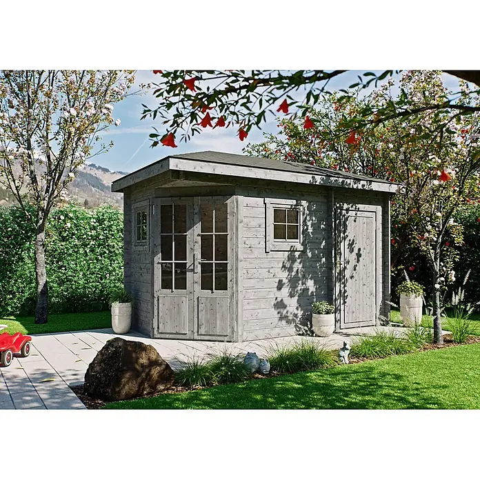 Fjordholz Gartenhaus Evelyn 1D - Außenmaß inkl. Dachüberstand (B x T): 380 x 200 cm, Holz, Grau Imprägnierung - Graues Holzgartenhaus mit Doppeltür und Einzelseitentür, auf einer Terrasse in einem grünen Garten.