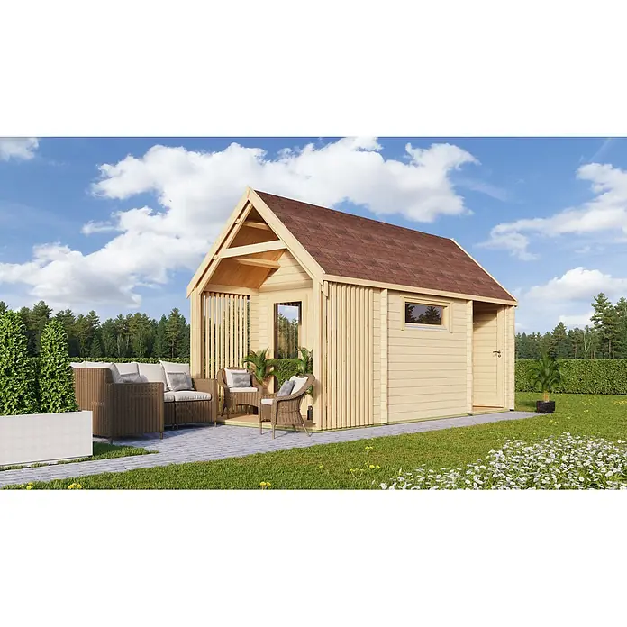 Fjordholz Gartenhaus Alex 44 ohne Imprägnierung - Außenmaß inkl. Dachüberstand (B x T): 300 x 600 cm, Holz, Naturbelassen - Eine helle Holzgartenhütte mit rotbraunem Dach und einer kleinen Terrasse mit Korbmöbeln in einem grünen Garten.