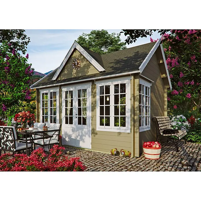 Fjordholz Gartenhaus Teehaus Windsor 44 Farbbehandlung Lichtgrau - Außenmaß inkl. Dachüberstand (B x T): 420 x 319,3 cm, Holz, Naturbelassen - Ein olivgrünes Gartenhaus mit weißer Verkleidung und großen Fenstern, das einen Esstisch und eine Bank auf einer gepflasterten Terrasse zeigt.
