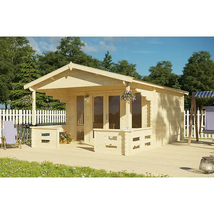 Fjordholz Gartenhaus Kolding 40 - Außenmaß inkl. Dachüberstand (B x T): 380 x 590 cm, Holz, Naturbelassen - Gartenhaus aus hellem Naturholz mit überdachter Veranda und Terrasse, in einem sonnigen Garten.