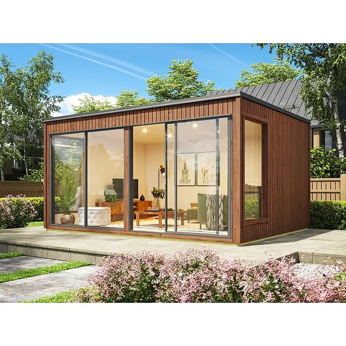 Fjordholz Gartenhaus Garden Cube B - Außenmaß inkl. Dachüberstand (B x T): 439,2 x 331,2 cm, Holz, Naturbelassen - Modernes Gartenbüro mit brauner Holzverkleidung und großen Glasschiebetüren, auf einer Terrasse in einem grünen Garten.