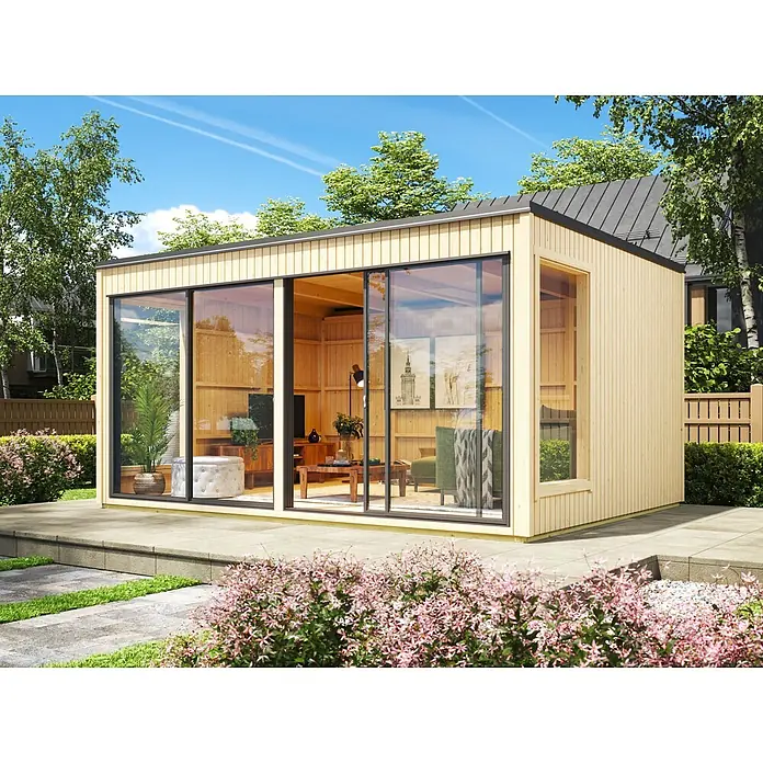 Fjordholz Gartenhaus Garden Cube B - Außenmaß inkl. Dachüberstand (B x T): 439,2 x 331,2 cm, Holz, Naturbelassen - Modernes Gartenbüro aus hellem Holz mit großen Glasschiebetüren und dunklem Dach, auf einer Terrasse im Garten.