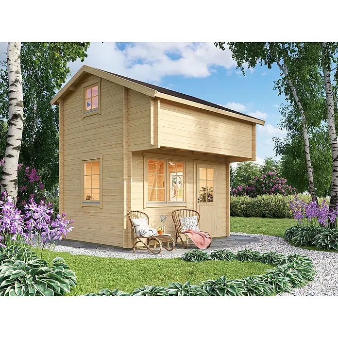 Fjordholz Gartenhaus Daphne 44 - Außenmaß inkl. Dachüberstand (B x T): 385 x 385 cm, Holz, Naturbelassen - Kleines Gartenhaus aus hellem Holz mit überhängendem Obergeschoss und Terrassenbereich, in einem Garten.