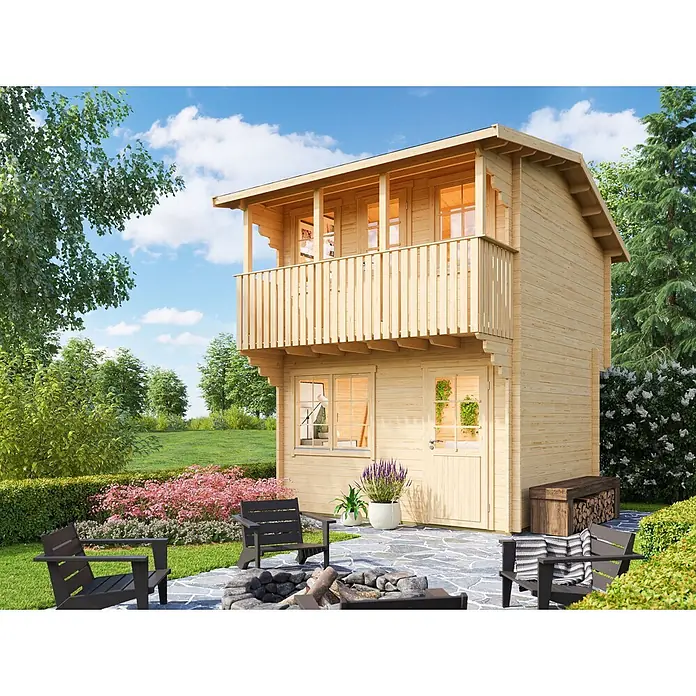 Fjordholz Gartenhaus Odina 44 - Außenmaß inkl. Dachüberstand (B x T): 385 x 475 cm, Holz, Grau Imprägnierung - Zweistöckiges helles Holzgartenhaus mit Balkon, in einem Garten mit Terrasse und Feuerstelle.