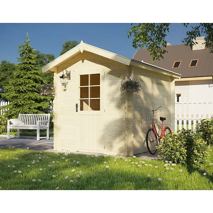 Fjordholz Gartenhaus Tiffin 28 A - Außenmaß inkl. Dachüberstand (B x T): 220 x 220 cm, Holz, Naturbelassen - Gartenhaus aus hellem Naturholz mit Giebeldach, Tür und Fenster in einem sonnigen Garten.