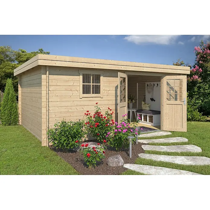 Fjordholz Gartenhaus Linz 28 G Farbbehandlung Carbongrau - Außenmaß inkl. Dachüberstand (B x T): 498 x 398 cm, Holz, Naturbelassen - Helles Gartenhaus aus Holz mit Flachdach, geöffneten Doppeltüren und kleinem Fenster, in einem Garten mit Trittsteinen und blühenden Sträuchern.