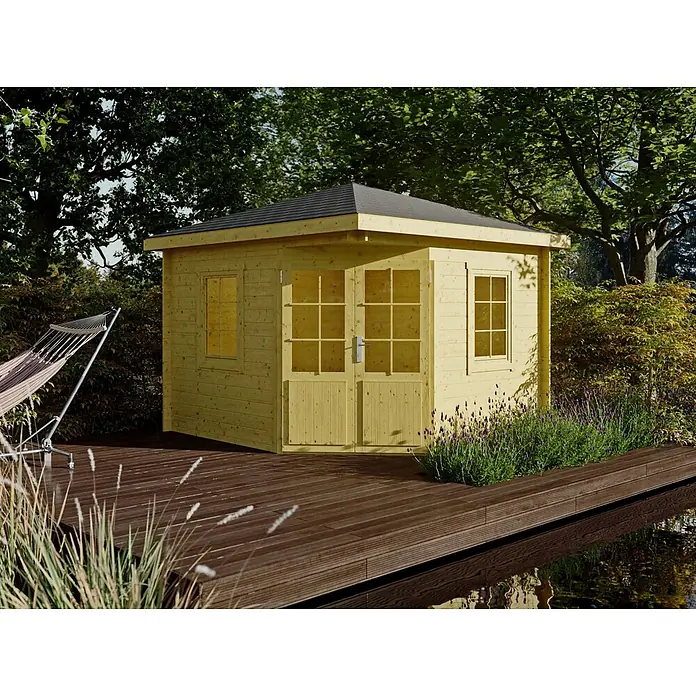 Fjordholz Gartenhaus Evelyn 3A - Außenmaß inkl. Dachüberstand (B x T): 320 x 320 cm, Holz, Naturbelassen - Heller Holzgartenhaus mit schwarzem Dach auf einer Terrasse am Wasser, umgeben von Grün.
