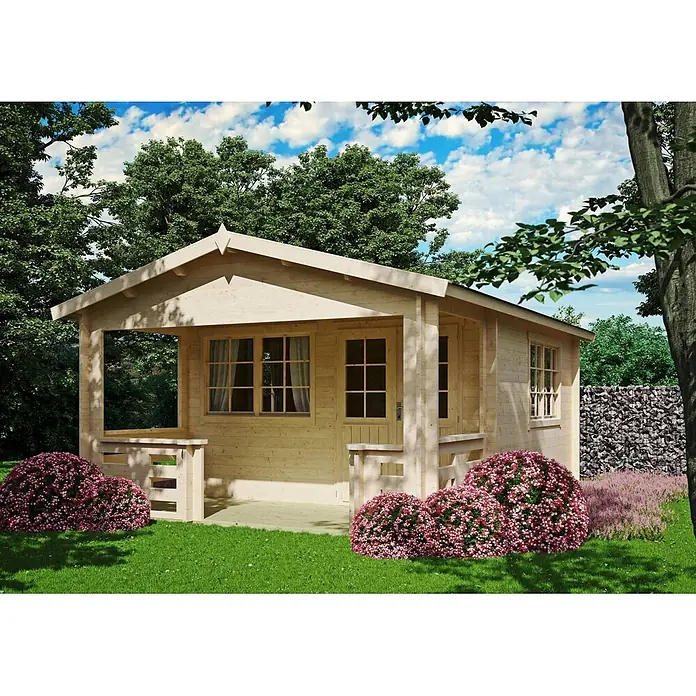 Fjordholz Gartenhaus Johnny 44 A - Außenmaß inkl. Dachüberstand (B x T): 380 x 540 cm, Holz, Naturbelassen - Helles Holzgartenhaus mit Veranda und Fenstern, umgeben von grünem Rasen und rosa blühenden Büschen.