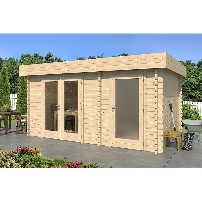 Fjordholz Gartenhaus Hilla 44 Grau Imprägnierung - Außenmaß inkl. Dachüberstand (B x T): 440 x 300 cm, Holz, Naturbelassen - Helle Holz-Gartenhütte mit Flachdach, klaren und mattierten Glastüren, auf einer Terrasse, mit Gartengeräten.