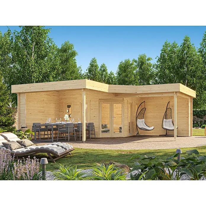 Fjordholz Gartenhaus Gabriel 44 - Außenmaß inkl. Dachüberstand (B x T): 678 x 678 cm, Holz, Farblose Imprägnierung - Helles Gartenhaus aus Holz mit überdachter Terrasse, Essbereich und Hängesesseln im sonnigen Garten.