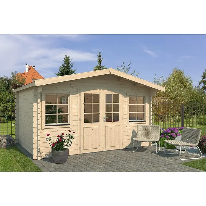 Fjordholz Gartenhaus Daniel 44 Farbbehandlung Lichtgrau - Außenmaß inkl. Dachüberstand (B x T): 400 x 400 cm, Holz, Naturbelassen - Gartenschuppen aus hellem Naturholz mit Doppeltür und Fenstern, in einem Garten.