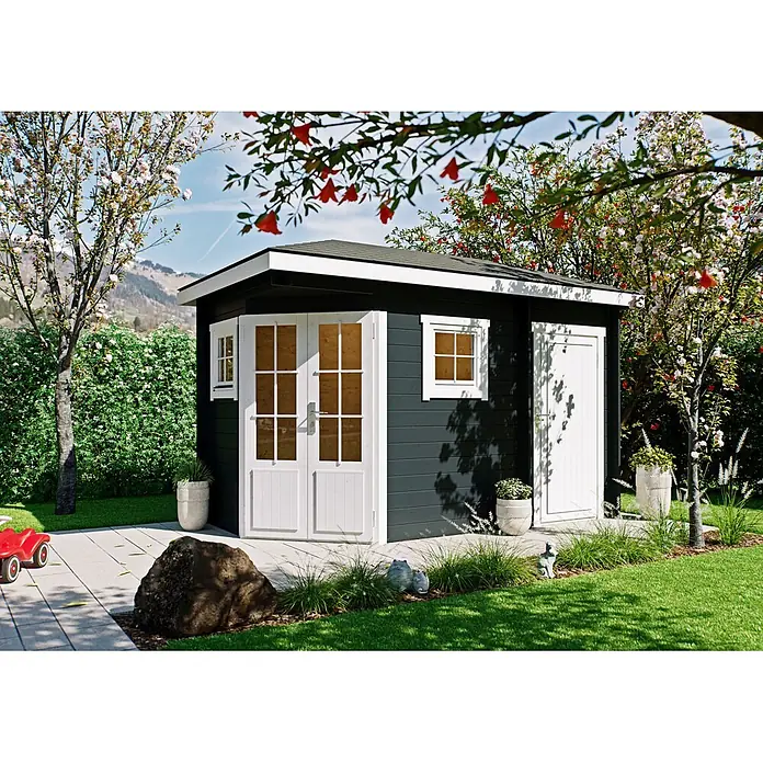 Fjordholz Gartenhaus Evelyn 1D - Außenmaß inkl. Dachüberstand (B x T): 380 x 200 cm, Holz, Farbbehandlung Carbongrau - Dunkelgraues Gartenhaus mit weißem Rahmen, Türen und Fenstern, in einem üppigen grünen Garten.