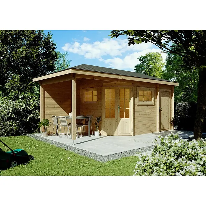 Fjordholz Gartenhaus Evelyn 2E - Außenmaß inkl. Dachüberstand (B x T): 560 x 260 cm, Holz, Naturbelassen - Gartenhaus aus Holz mit dunklem Dach und überdachter Terrasse, inklusive Outdoor-Möbeln und umgeben von grüner Vegetation.