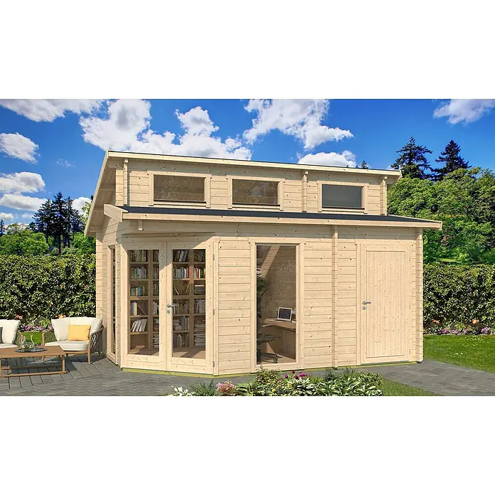 Fjordholz Gartenhaus Kono 44 B - Außenmaß inkl. Dachüberstand (B x T): 475 x 320 cm, Holz, ohne Imprägnierung - Hellholz-Gartenhaus mit Oberfenstern, Glastüren zu Bücherregal und Schreibtisch, und einer Holztür, im Garten.