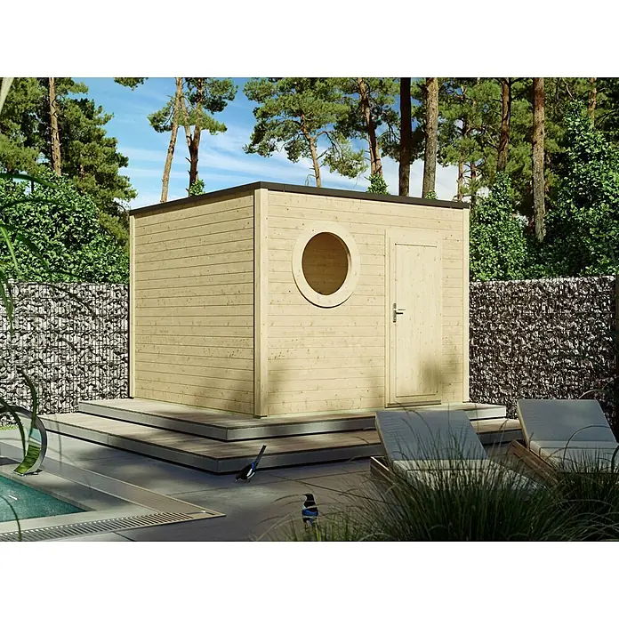 Fjordholz Gartenhaus Rondo 40 B - Außenmaß inkl. Dachüberstand (B x T): 300 x 300 cm, Holz, Naturbelassen - Helle Holzgartensauna mit rundem Fenster und Tür, auf einer erhöhten Holzterrasse neben einem Pool.