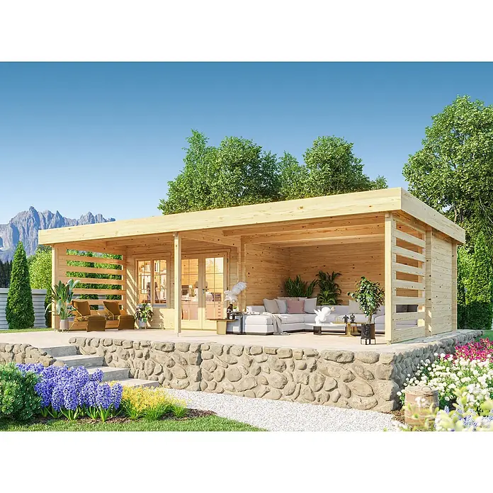 Fjordholz Gartenhaus Jonte 44 - Außenmaß inkl. Dachüberstand (B x T): 820 x 505 cm, Holz, Farbbehandlung Lichtgrau - Helles Gartenhaus aus Holz mit offener Lounge und geschlossenem Bereich, auf einer Steinterrasse mit Treppe zu einem Garten.