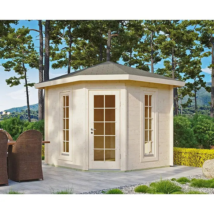 Fjordholz Gartenhaus Panta 28 D - Außenmaß inkl. Dachüberstand (B x T): 260 x 260 cm, Holz, Naturbelassen - Sechseckiges Gartenhaus aus hellem Holz mit dunklem Schindeldach, Glastüren und Fenstern auf einer Terrasse.