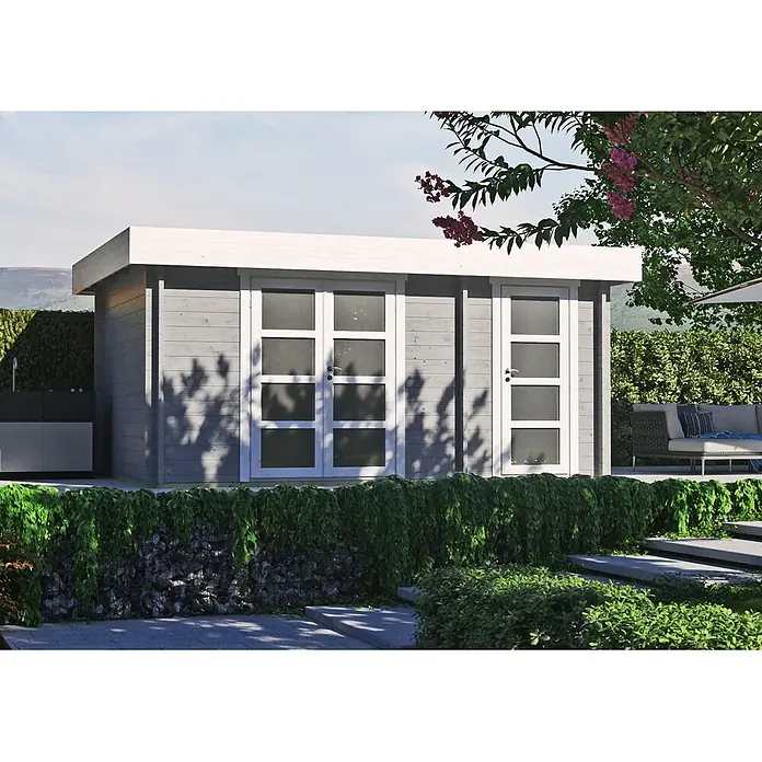 Fjordholz Gartenhaus Brita 44 Moderne-Tür (Klarglas) - Außenmaß inkl. Dachüberstand (B x T): 470 x 320 cm, Holz, Farblose Imprägnierung - Graues Holzgartenhaus mit weißen Türen und Flachdach, umgeben von Grünflächen und Terrassenmöbeln.
