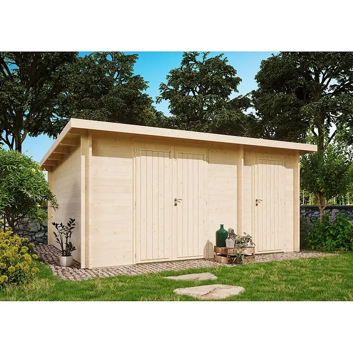 Fjordholz Gartenhaus Carin 44 D - Außenmaß inkl. Dachüberstand (B x T): 470 x 400 cm, Holz, Naturbelassen - Helle, dreiteilige Gartenhütte aus Holz mit drei Türen, in einem grünen Garten.