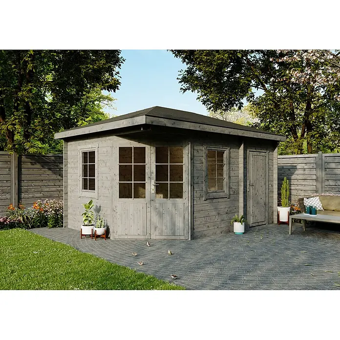 Fjordholz Gartenhaus Evelyn 3D - Außenmaß inkl. Dachüberstand (B x T): 440 x 320 cm, Holz, Grau Imprägnierung - Gartenhaus aus verwittertem grauen Holz mit Fenstern und Tür, auf einer gepflasterten Terrasse im Garten.